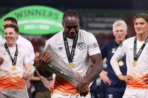 Michail Antonio, cu trofeul Conference League, cucerit în 2023 Foto: Guliver/GettyImages