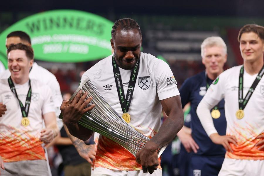 Michail Antonio, cu trofeul Conference League, cucerit în 2023 Foto: Guliver/GettyImages Imagini cu puternic impact emoțional! Starul din Premier League a scăpat cu viață, după ce mașina lui s-a făcut zob » În ce stare a ajuns la spital