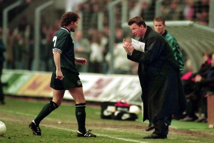 Louis van Gaal a antrenat Ajax între 1991 și 1997. În această imagine, cu nelipsitul carnețel în mână, tehnicianul îi dădea sfaturi căpitanului Danny Blind Foto: Imago Povestea carnetului de care Loți Boloni nu se desparte în timpul meciurilor » De unde s-a inspirat și ce scrie: „Nimeni nu poate să înțeleagă aici, pentru că scriu în maghiară