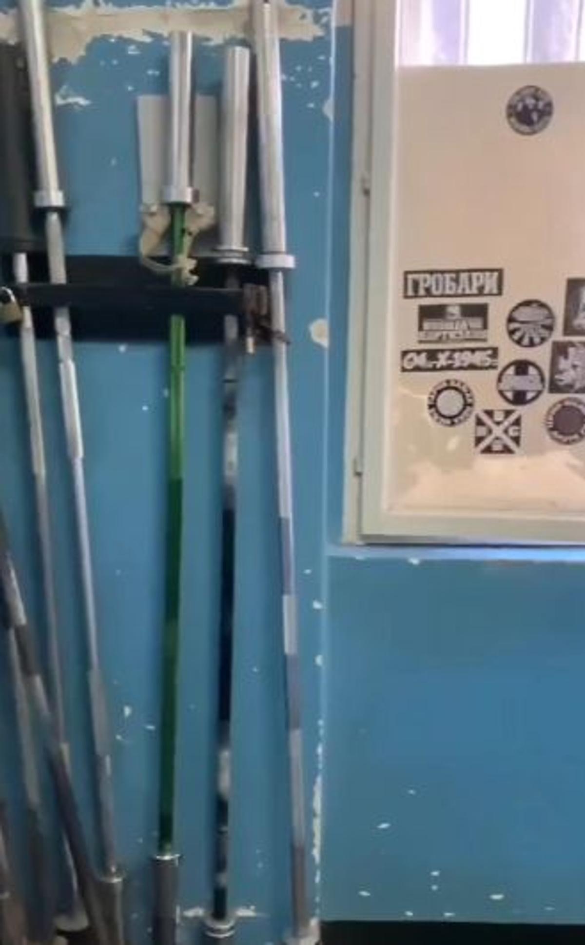 Imagini deplorabile cu stadionul unei echipe de tradiție, aflată pe val » Vestiarul stă să cadă, iar antrenorul n-a mai suportat