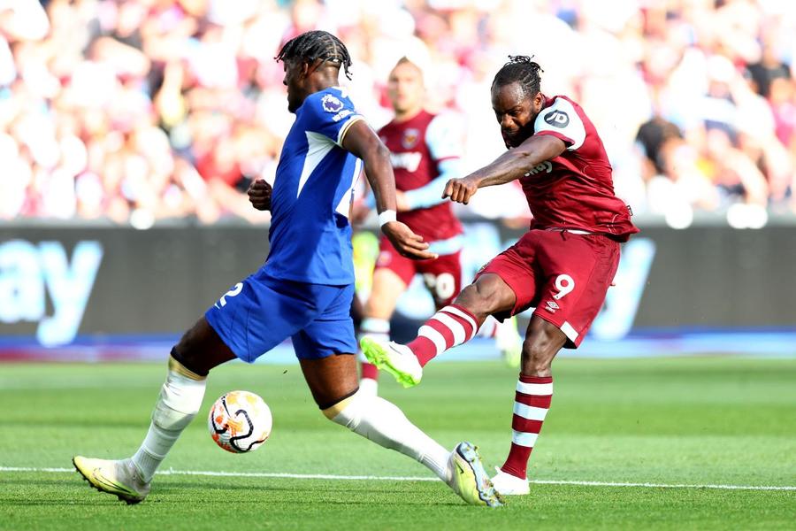Michail Antonio are un șut necruțător. Atacantul lui West Ham a înscris și la 3-1 cu Chelsea, în acest campionat Foto: Guliver/GettyImages O poveste tulburătoare: lungul drum spre legendă » Respins, a vrut să renunțe la fotbal! A debutat în Premier League abia la 25 de ani și acum e unul dintre cei mai temuți atacanți