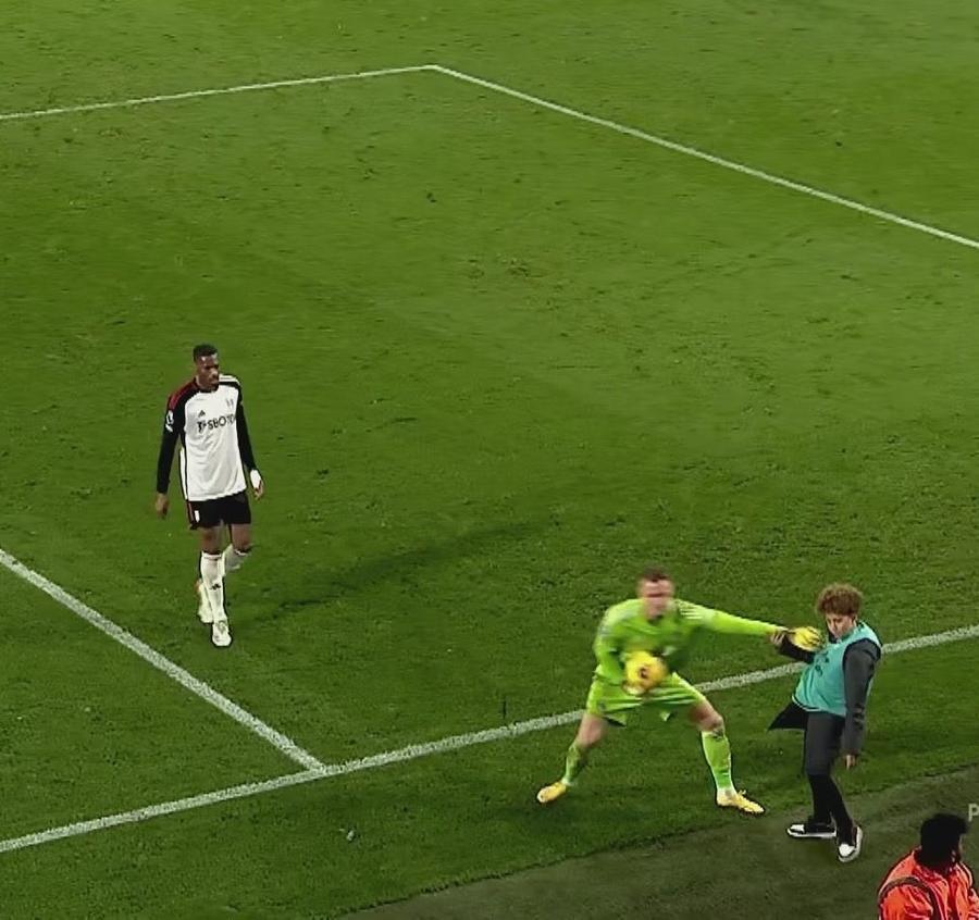 Bernd Leno, goalkeeperul lui Fulham, a bruscat un copil de mingi de „Boxing Day”. Foto: Twitter @centregoals Un portar a bruscat un copil de mingi de „Boxing Day”, spre furia fanilor: „Uriaș dizgrațios, ia-te de unul pe măsura ta!”