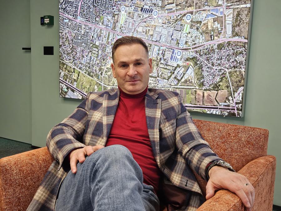 Ionu Negoiță în biroul său din Capitală Ionuț Negoiță, uimit de situația lui Dinamo: „Eu asta aș fi zis” » Ce legături va mai avea cu „câinii”: „O dată, de două ori”