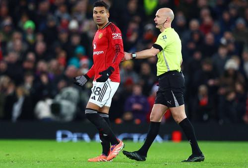Casemiro face semne cu mâinile spre managerul Ruben Amorim: „De ce?!” / Foto: Imago