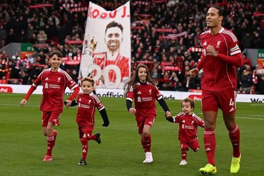 Virgil van Dijk a fost însoțit pe teren de către cei doi băieți ai lui Diogo Jota / Foto: Liverpool