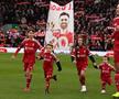 Virgil van Dijk a fost însoțit pe teren de către cei doi băieți ai lui Diogo Jota / Foto: Liverpool
