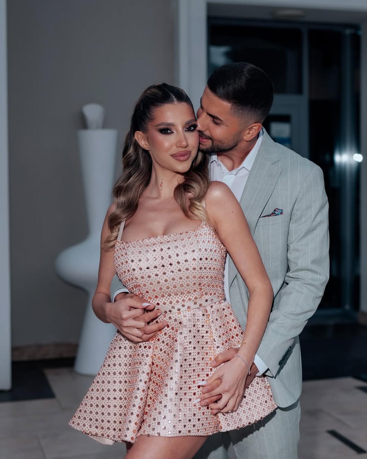 Internaționalul român a cerut-o în căsătorie pe cântăreața Aza Gabriela: „Sufletul a știut. Inima a învățat. Iar azi spun «DA»”
