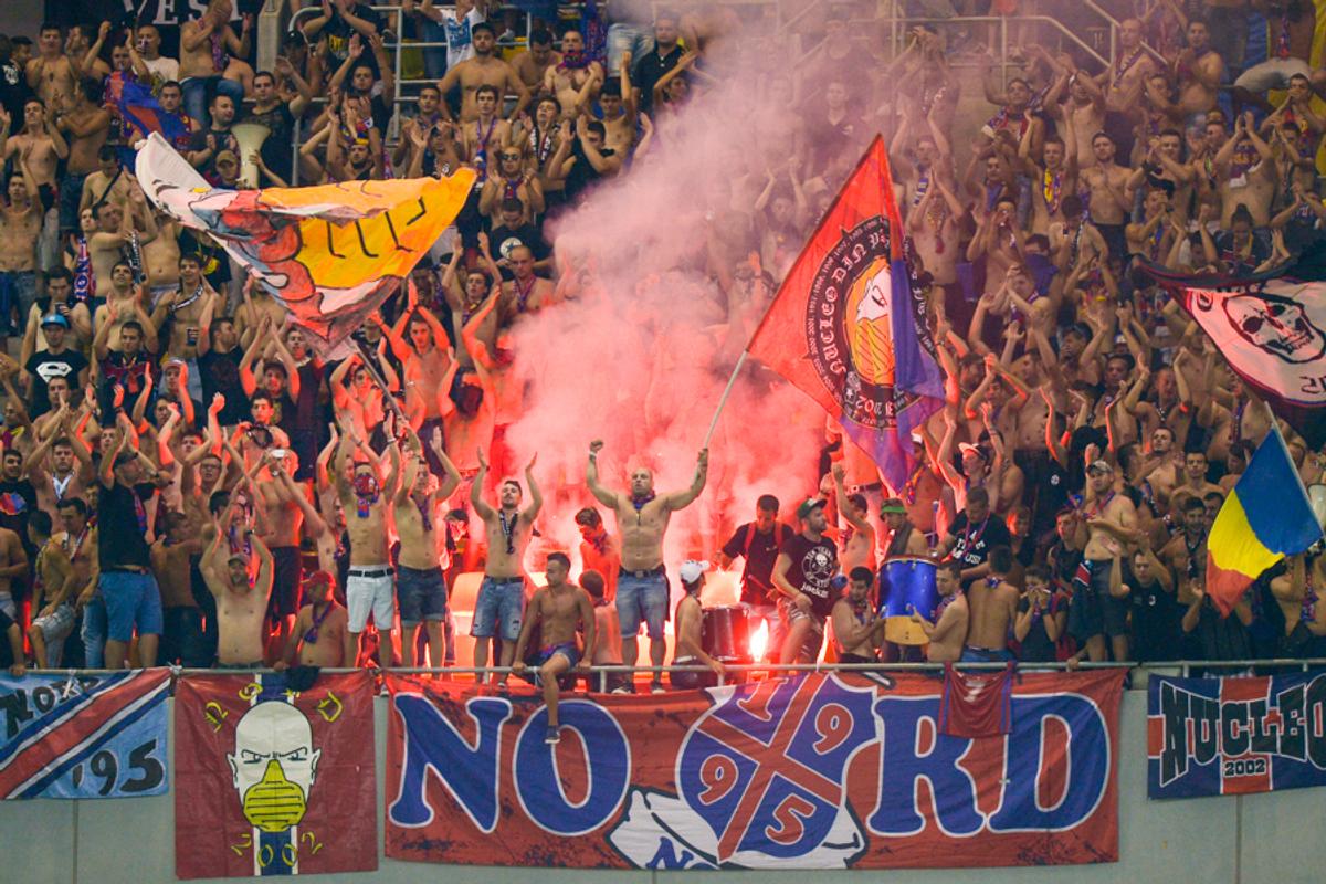 DINAMO - FCSB // VIDEO Fanii au mers peste jucători în cantonament! Liderul Mustață le-a ținut un discurs + MM Stoica a dat startul scandărilor jignitoare