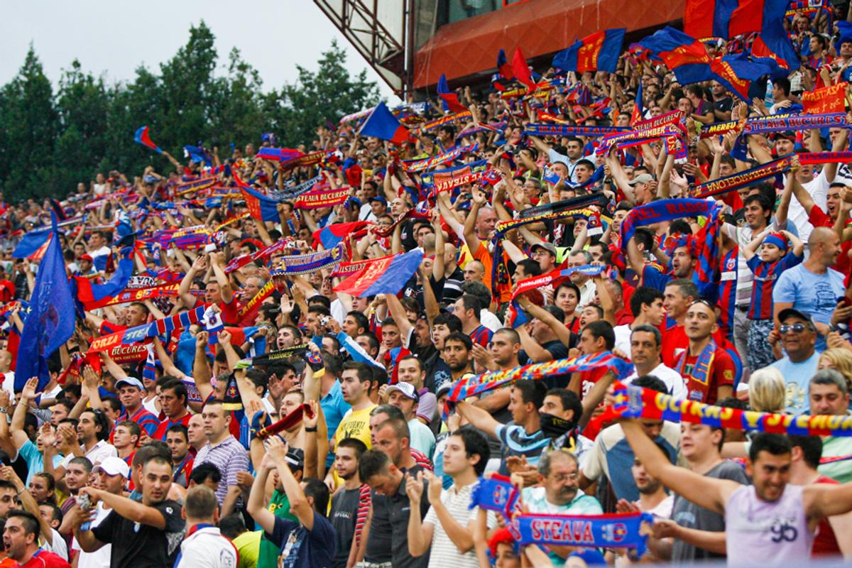DINAMO - FCSB // VIDEO Fanii au mers peste jucători în cantonament! Liderul Mustață le-a ținut un discurs + MM Stoica a dat startul scandărilor jignitoare
