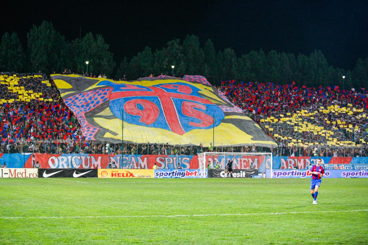 DINAMO - FCSB // VIDEO Fanii au mers peste jucători în cantonament! Liderul Mustață le-a ținut un discurs + MM Stoica a dat startul scandărilor jignitoare