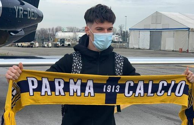 VIDEO // UPDATE Dennis Man a ajuns în Italia » Prima poză la Parma + cum i-a impresionat pe suporteri