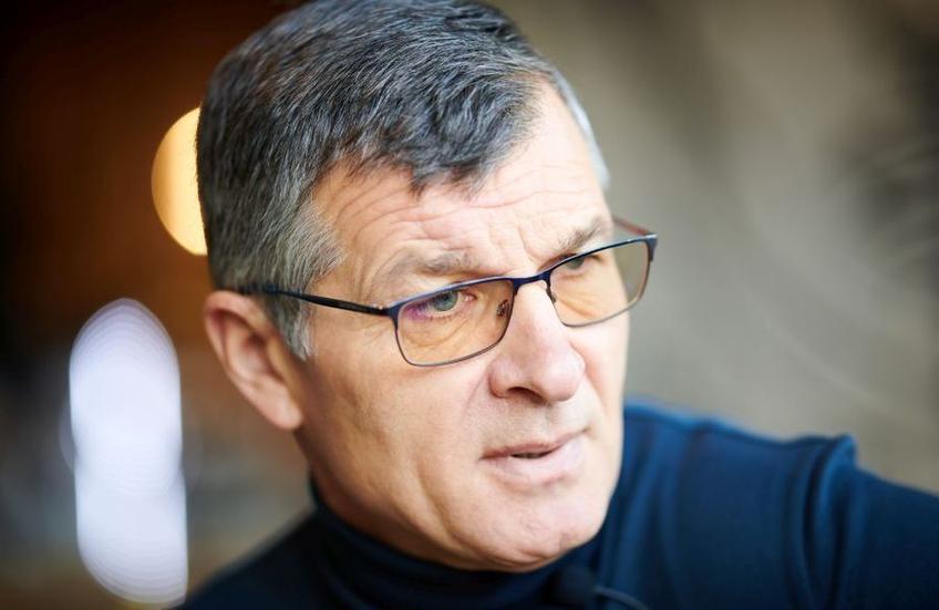 Ioan Ovidiu Sabău, 52 de ani, îl laudă pe noul atacant al celor de la Parma, Dennis Man (22 de ani) - „E excelent tehnic” -, dar avertizează: „Riscul este să se pună prea multă presiune pe el”.