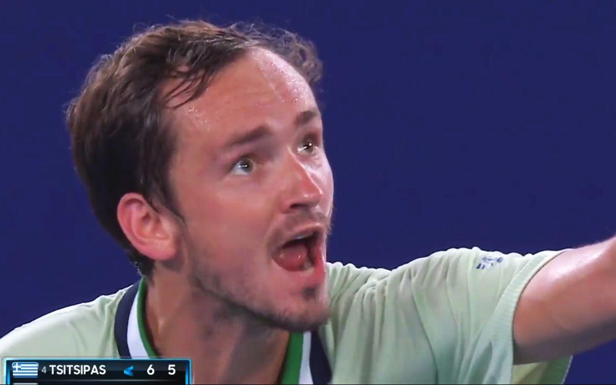 Medvedev - Nadal, finală cu mize istorice la Australian Open » Criza rusului în semifinala cu Tsitsipas: „Ești prost? Uită-te la mine, cu tine vorbesc!”