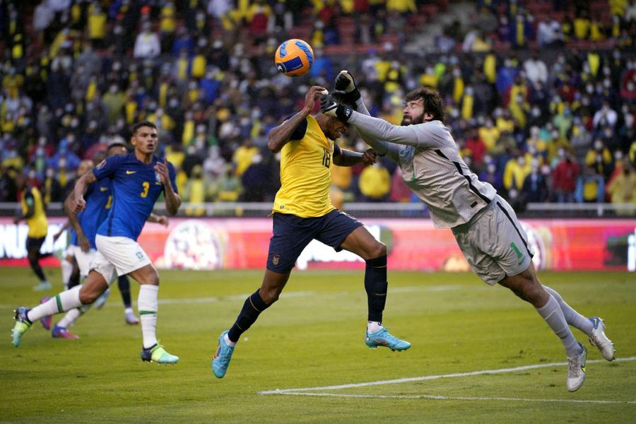 Al doilea fault comis de Alisson, pentru care a fost eliminat de arbitru, însă VAR a întors decizia // Foto: Getty Images Uite „roșu”, nu e „roșu” » Alisson, portarul Braziliei, a fost eliminat de două ori în meciul cu Ecuador! De fiecare dată a rămas pe teren