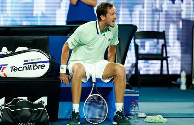 Medvedev - Nadal, finală cu mize istorice la Australian Open » Criza rusului în semifinala cu Tsitsipas: „Ești prost? Uită-te la mine, cu tine vorbesc!”