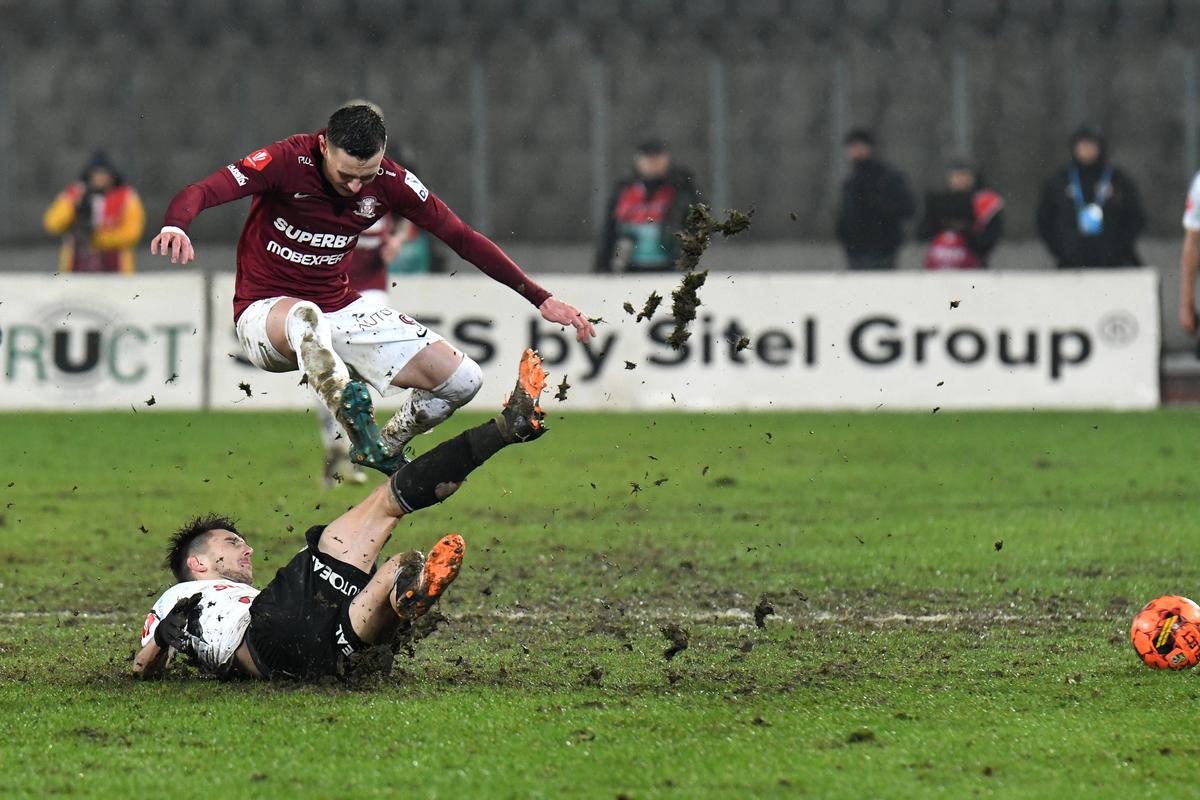 U Cluj - Rapid 0-0 s-a jucat în noroi