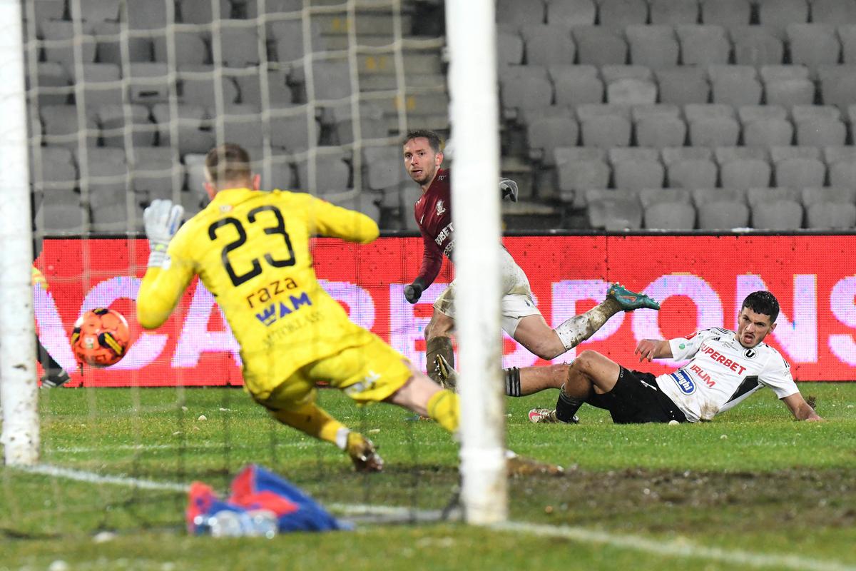 U Cluj - Rapid 0-0 s-a jucat în noroi