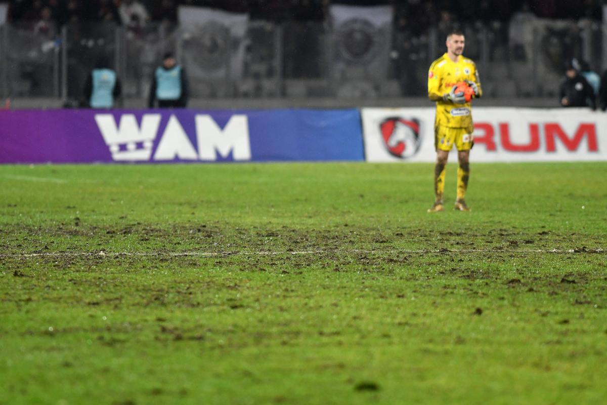 U Cluj - Rapid 0-0 s-a jucat în noroi