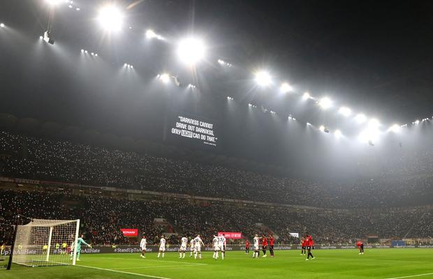 San Siro s-a luminat pentru Mike Maignan! » Meciul lui Milan, dedicat luptei antirasism. Întrerupt pentru portar!