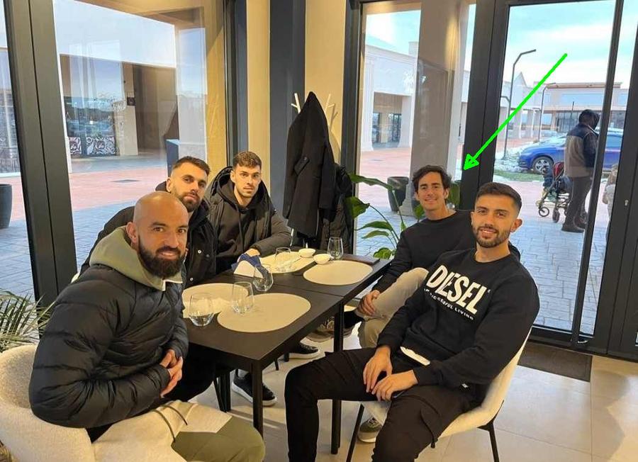 Jesus Otaolaurruchi (cu săgeată), alături de dinamoviștii Moura, Gregorio, Larrucea și Iglesias S-au pus la masă! » A ajuns la București și discută acum 3 posibile plecări de la Dinamo