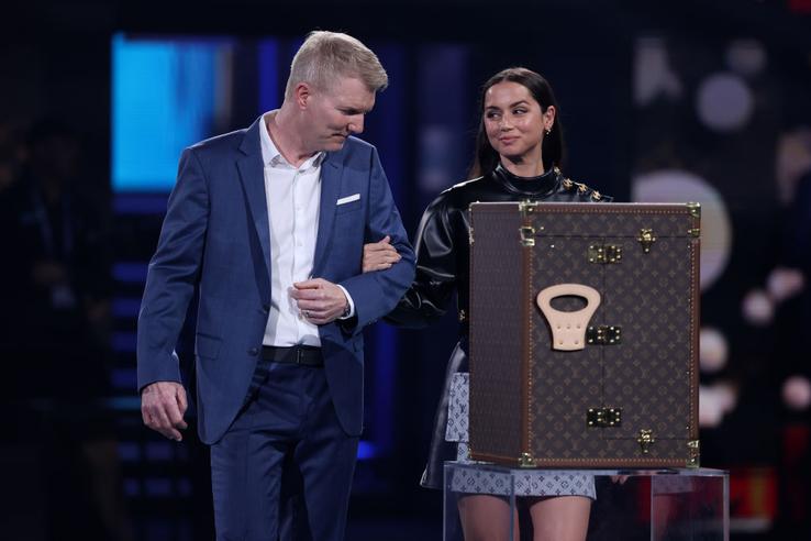 Actrița cubaneză Ana de Armas, 35 de ani, a prezentat alături de Jim Courier trofeul finalei masculine de la Australian Open 2024, foto: Guliver/gettyimages
