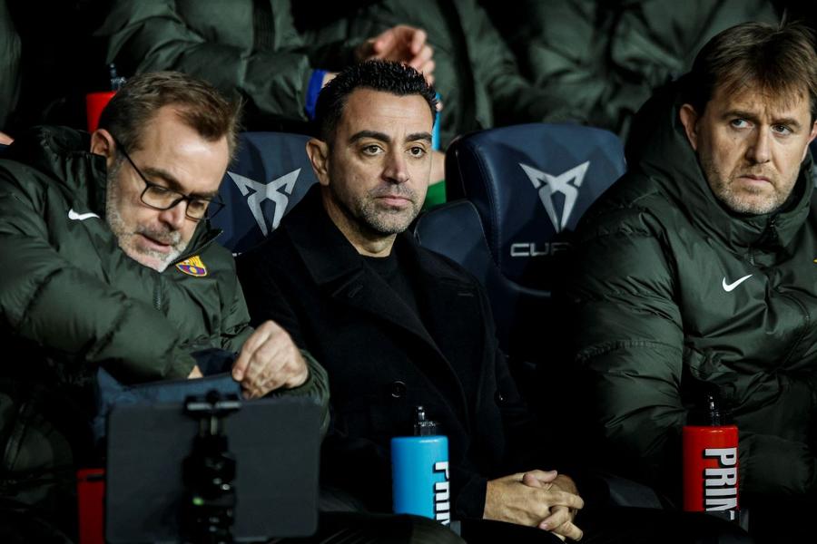 Xavi, pe banca Barcelonei, îngândurat, la 3-5 cu Villarreal Foto: Imago Klopp pleacă învingător. Xavi, învins