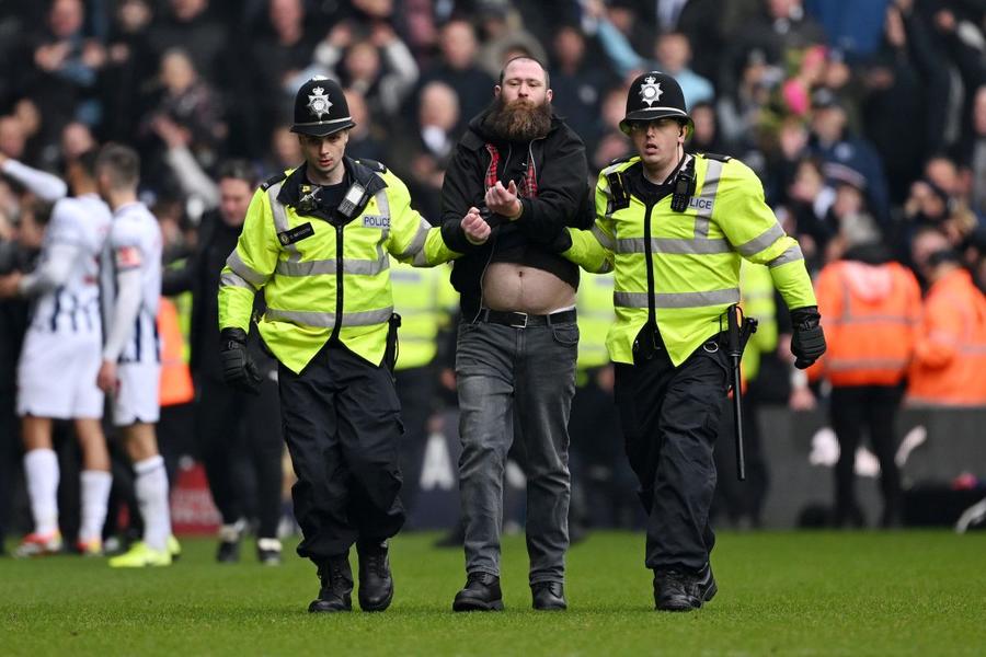 Un fan arestat de polițiști pe „The Hawthorns Sânge și fani pe teren! Incidente grave în Cupa Angliei » West Brom - Wolves, suspendat 34 de minute după confruntarea violentă din tribune