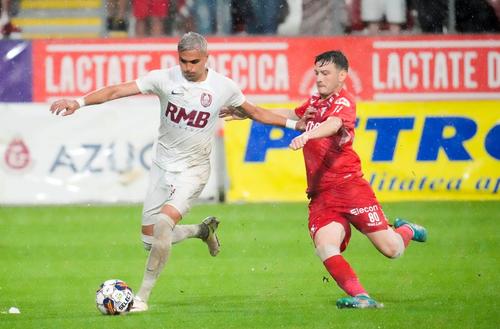 Dumitrașcu (dreapta), în duel cu Cristi Manea de la CFR. FOTO: Imago