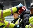 Un fan plin de sânge scos de polițiști de pe teren Foto: Guliver/GettyImages