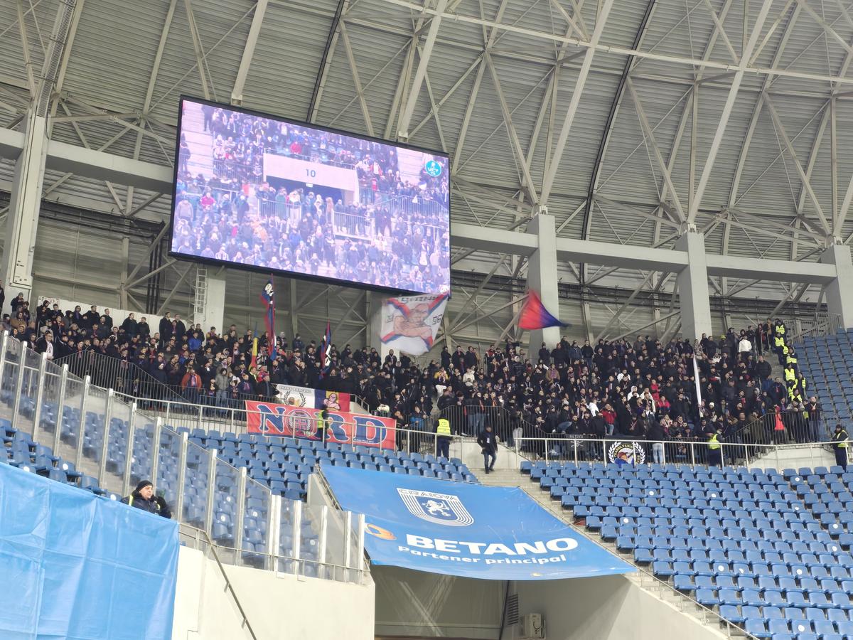 Ce a pățit suporterul din cauza căruia a fost întrerupt duelul Craiova - FCSB » Însângerat, a fost urcat în ambulanță
