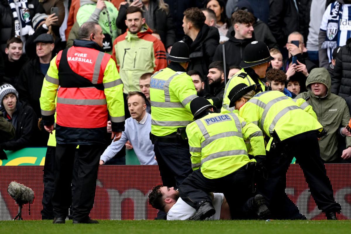 Sânge și fani pe teren! Incidente grave în Cupa Angliei » West Brom - Wolves, suspendat 34 de minute după confruntarea violentă din tribune