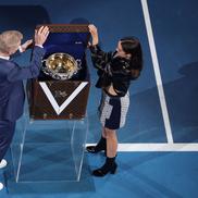 Actrița cubaneză Ana de Armas, 35 de ani, a prezentat alături de Jim Courier trofeul finalei masculine de la Australian Open 2024, foto: Guliver/gettyimages