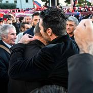 Gianluigi Buffon îl consolează pe unul dintre fiii lui Gigi Riva. 30.000 de oameni au fost prezenți la înmormântarea legendei italiene (foto: Imago)