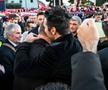 Gianluigi Buffon îl consolează pe unul dintre fiii lui Gigi Riva. 30.000 de oameni au fost prezenți la înmormântarea legendei italiene (foto: Imago)