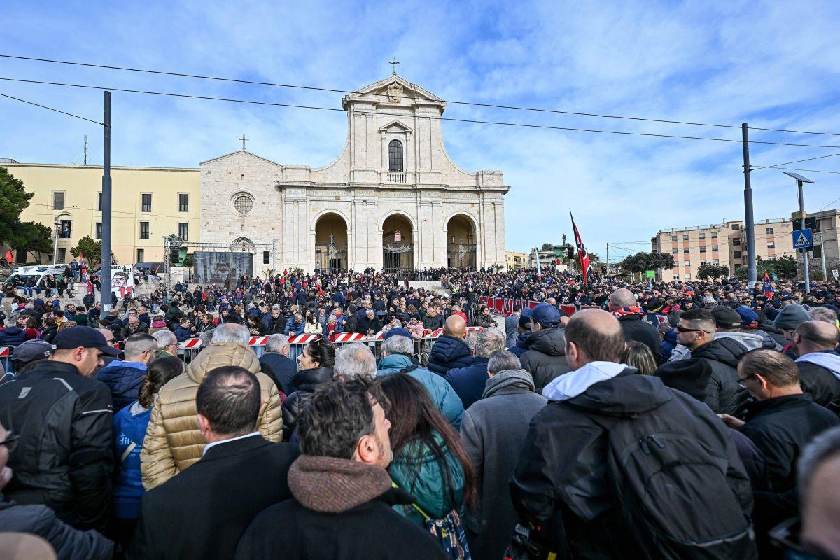 Imagini emoționante de la înmormântarea marelui golgheter Gigi Riva » 30.000 de oameni au venit să-i spună adio legendei fotbalului italian » Buffon a izbucnit în plâns