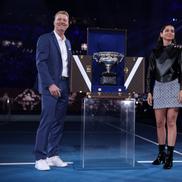 Actrița cubaneză Ana de Armas, 35 de ani, a prezentat alături de Jim Courier trofeul finalei masculine de la Australian Open 2024, foto: Guliver/gettyimages