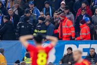 Ce a pățit suporterul din cauza căruia a fost întrerupt duelul Craiova - FCSB » Însângerat, a fost urcat în ambulanță