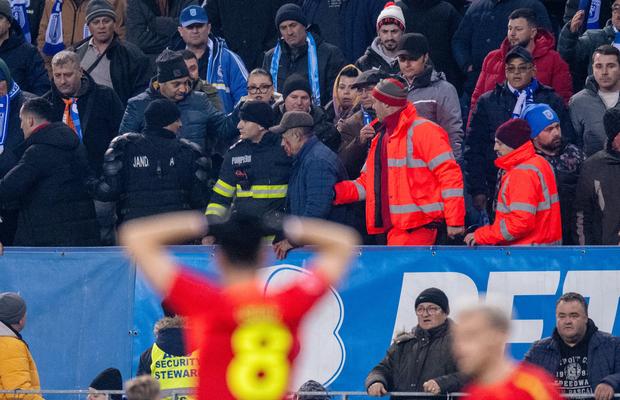 Ce a pățit suporterul din cauza căruia a fost întrerupt duelul Craiova - FCSB » Însângerat, a fost urcat în ambulanță