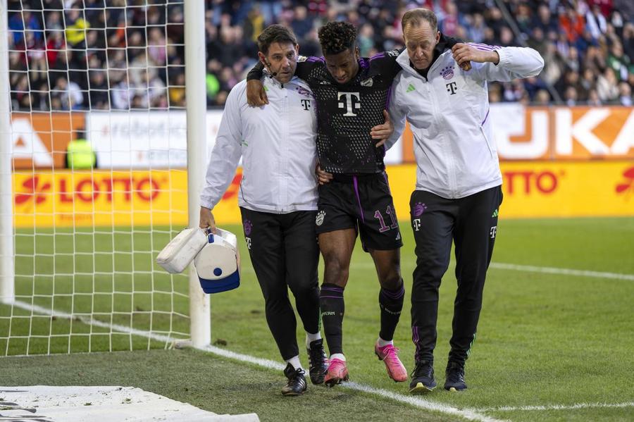 Kingsley Coman a fost luat pe brațe de pe teren Foto: Imago Risc maxim! Un superjucător al lui Bayern s-a accidentat grav și poate rata Euro!