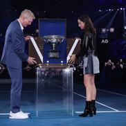 Actrița cubaneză Ana de Armas, 35 de ani, a prezentat alături de Jim Courier trofeul finalei masculine de la Australian Open 2024, foto: Guliver/gettyimages