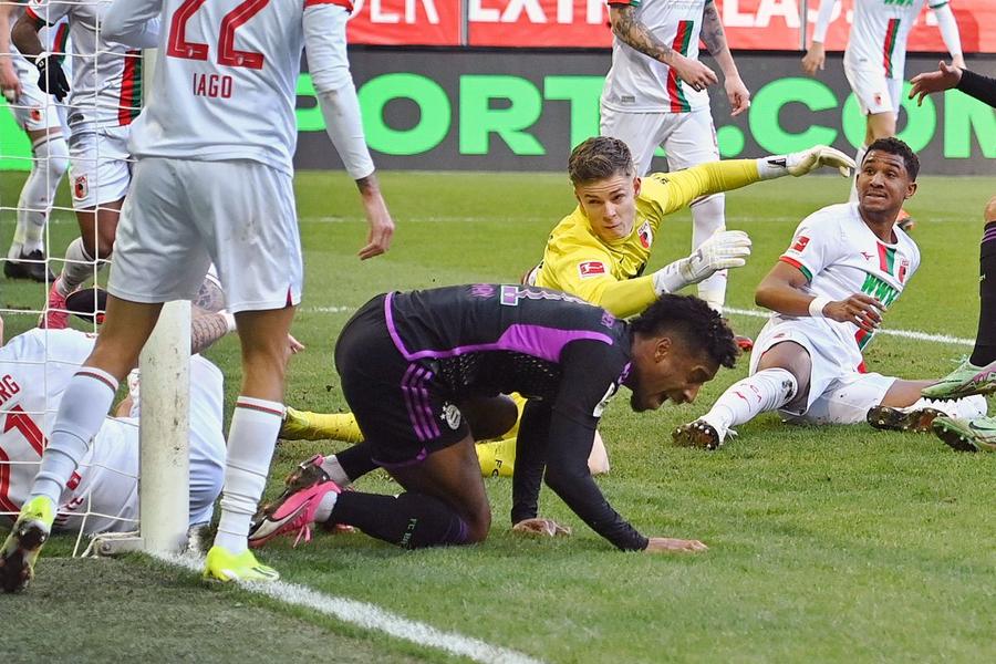 Kingsley Coman, urlet de durere după ce Phillip Tietz i-a căzut pe picior Foto: Imago Risc maxim! Un superjucător al lui Bayern s-a accidentat grav și poate rata Euro!