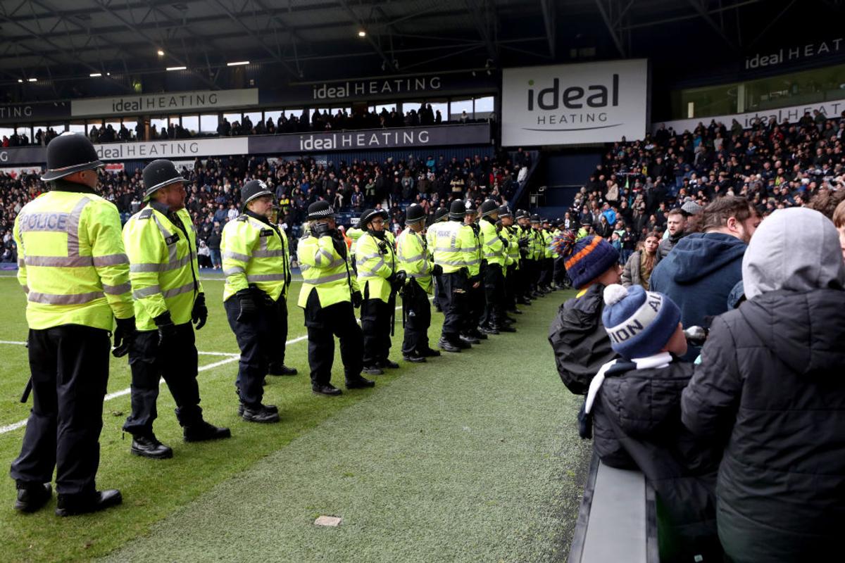 Sânge și fani pe teren! Incidente grave în Cupa Angliei » West Brom - Wolves, suspendat 34 de minute după confruntarea violentă din tribune
