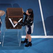 Actrița cubaneză Ana de Armas, 35 de ani, a prezentat alături de Jim Courier trofeul finalei masculine de la Australian Open 2024, foto: Guliver/gettyimages