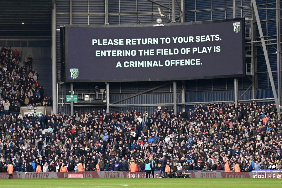 Mesajul apărut pe tabelă. Spectatorilor li se cerea să se întoarcă în tribune Foto: Guliver/GettyImages Sânge și fani pe teren! Incidente grave în Cupa Angliei » West Brom - Wolves, suspendat 34 de minute după confruntarea violentă din tribune