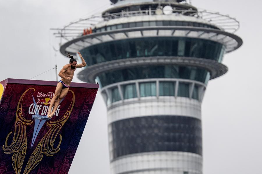 Constantin Popovici este noul campion din Seria Mondială Cliff Diving » Urmează Campionatele Mondiale de la Doha
