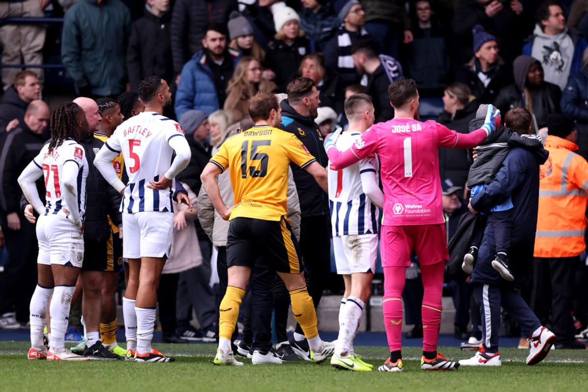 Sânge și fani pe teren! Incidente grave în Cupa Angliei » West Brom - Wolves, suspendat 34 de minute după confruntarea violentă din tribune