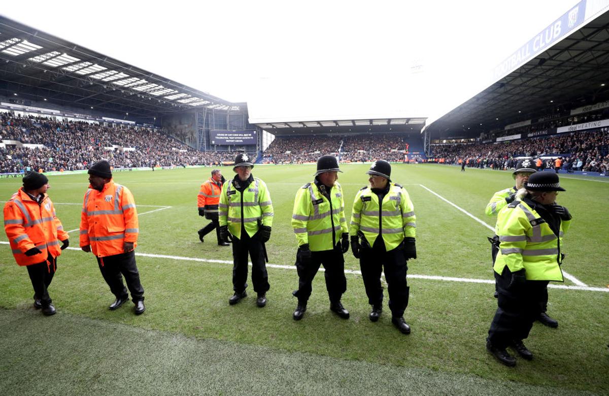 Sânge și fani pe teren! Incidente grave în Cupa Angliei » West Brom - Wolves, suspendat 34 de minute după confruntarea violentă din tribune