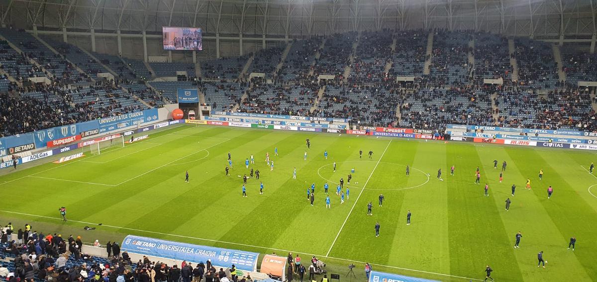 Ce a pățit suporterul din cauza căruia a fost întrerupt duelul Craiova - FCSB » Însângerat, a fost urcat în ambulanță