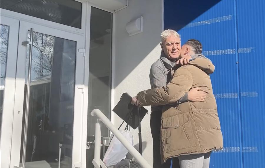 Sorin Cârțu și Mirel Rădoi/ Foto: Captură Facebook Universitatea Craiova Mirel Rădoi a condus primul antrenament la Craiova + Imaginile care l-au surprins total pe Panduru: „M-aș lua cu mâinile de cap”