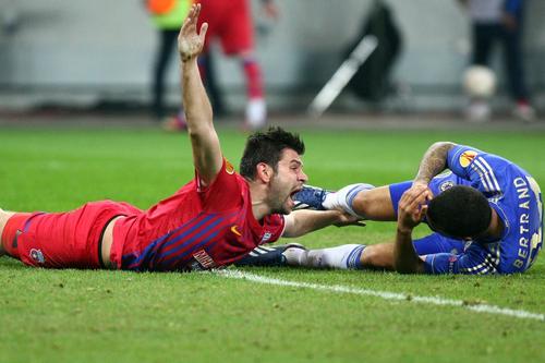 Raul Rusescu este faultat în careu de Ryan Bertrand și tot el a transformat lovitura de la 11 metri în meciul (1-0) cu Chelsea, din turul „optimilor” Europa League 2012-2013 / Foto: Imago